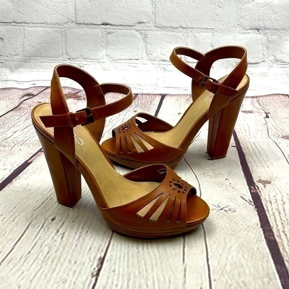 UEC Aldo tan leather Mary Jane style peep toe heels 39